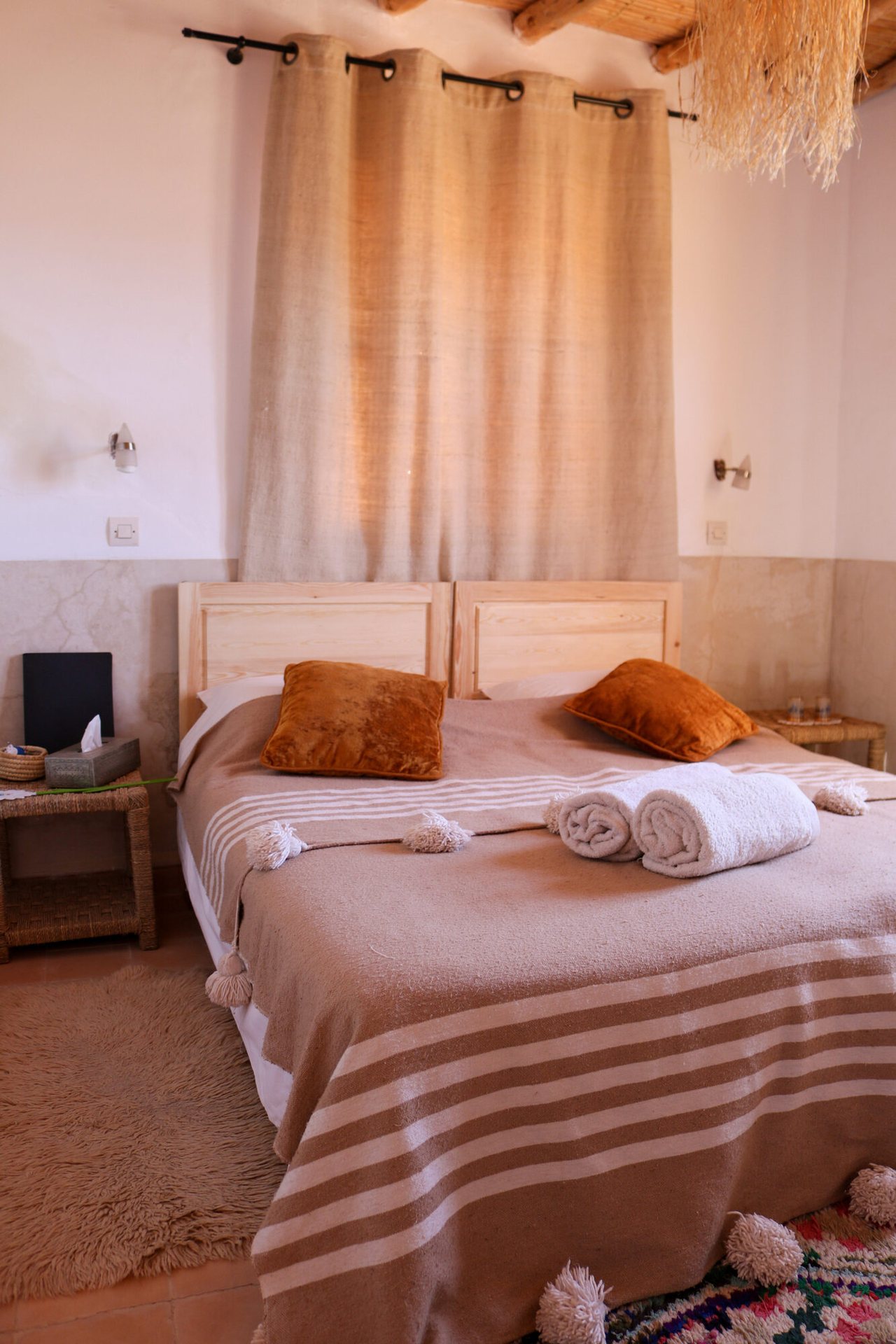 Chambre coussins orange portrait — Irocha, Tisselday